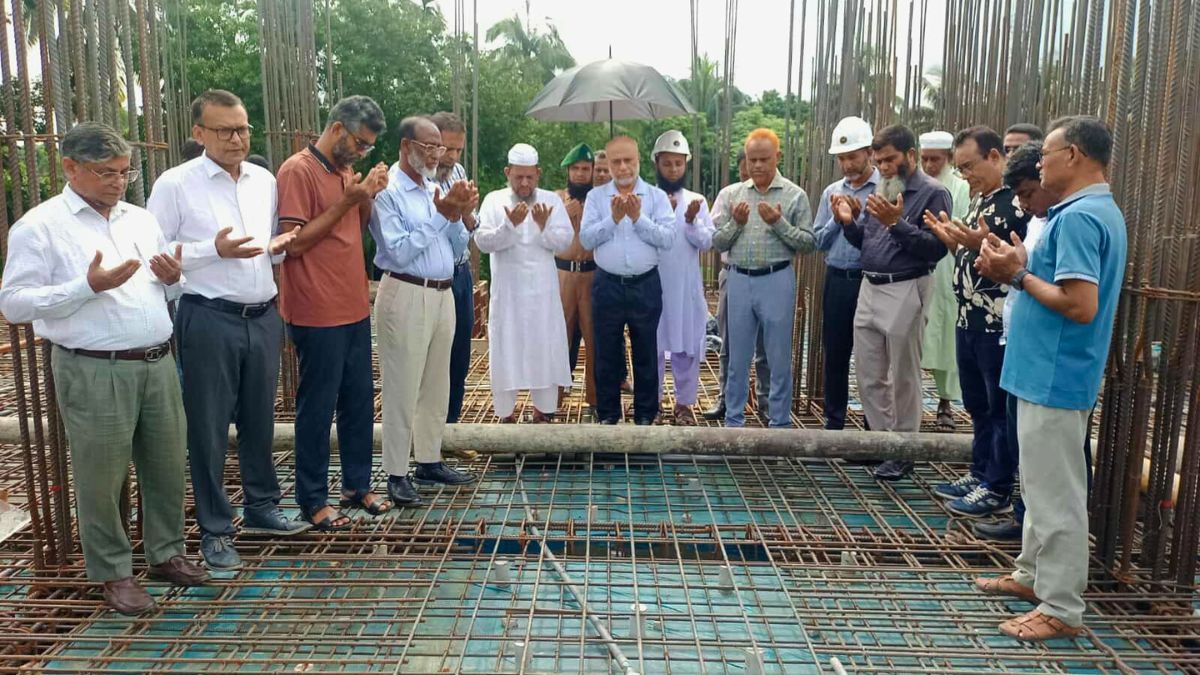 বাকৃবিতে শহীদ জামাল হোসেন হলের ছাদ ঢালাই কাজ উদ্বোধন