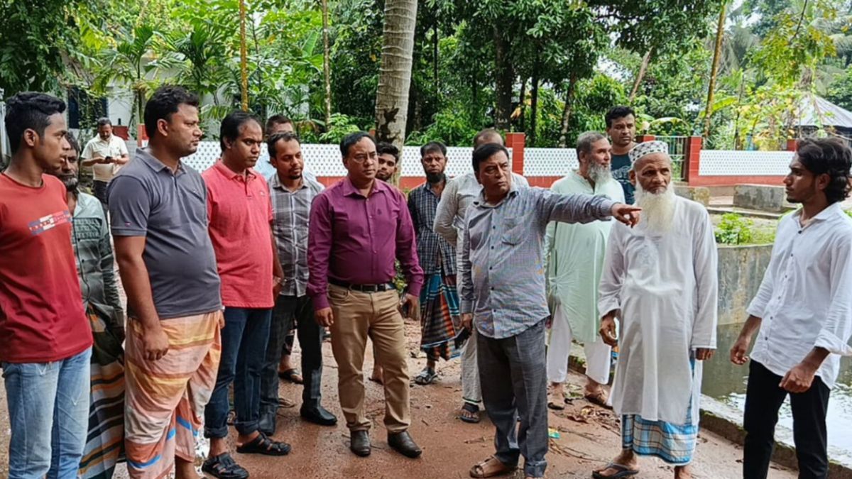 ফরিদগঞ্জে বেহাল সড়ক পরিদর্শনে এলজিইডি কর্মকর্তা
