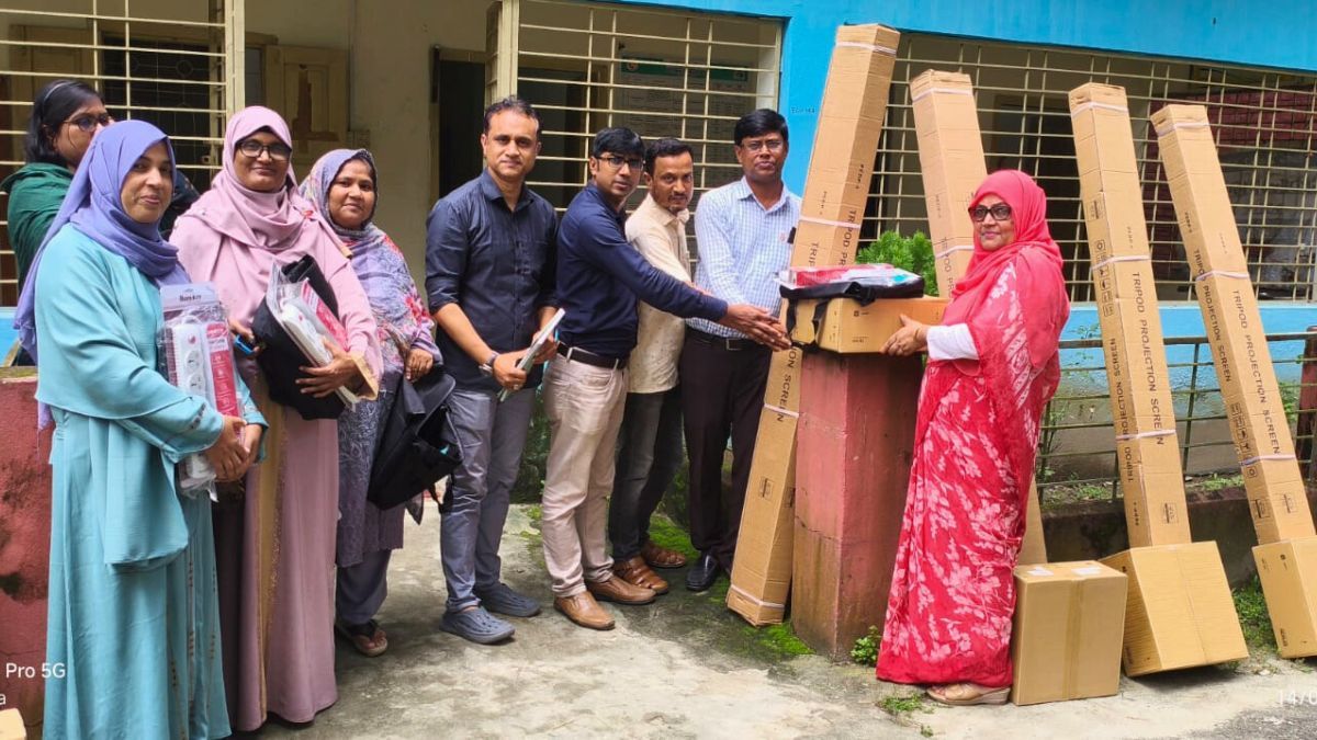 তেঁতুলিয়ার ১২ প্রাথমিক বিদ্যালয়ে মাল্টিমিডিয়া সরঞ্জাম বিতরণ