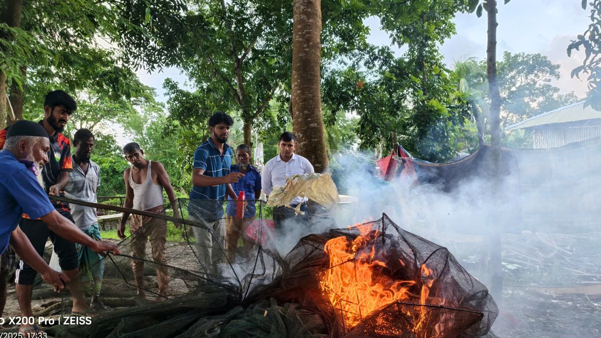 কলাপাড়ায় ১০ হাজার মিটার অবৈধ চায়না দুয়ারী জাল ধ্বংস