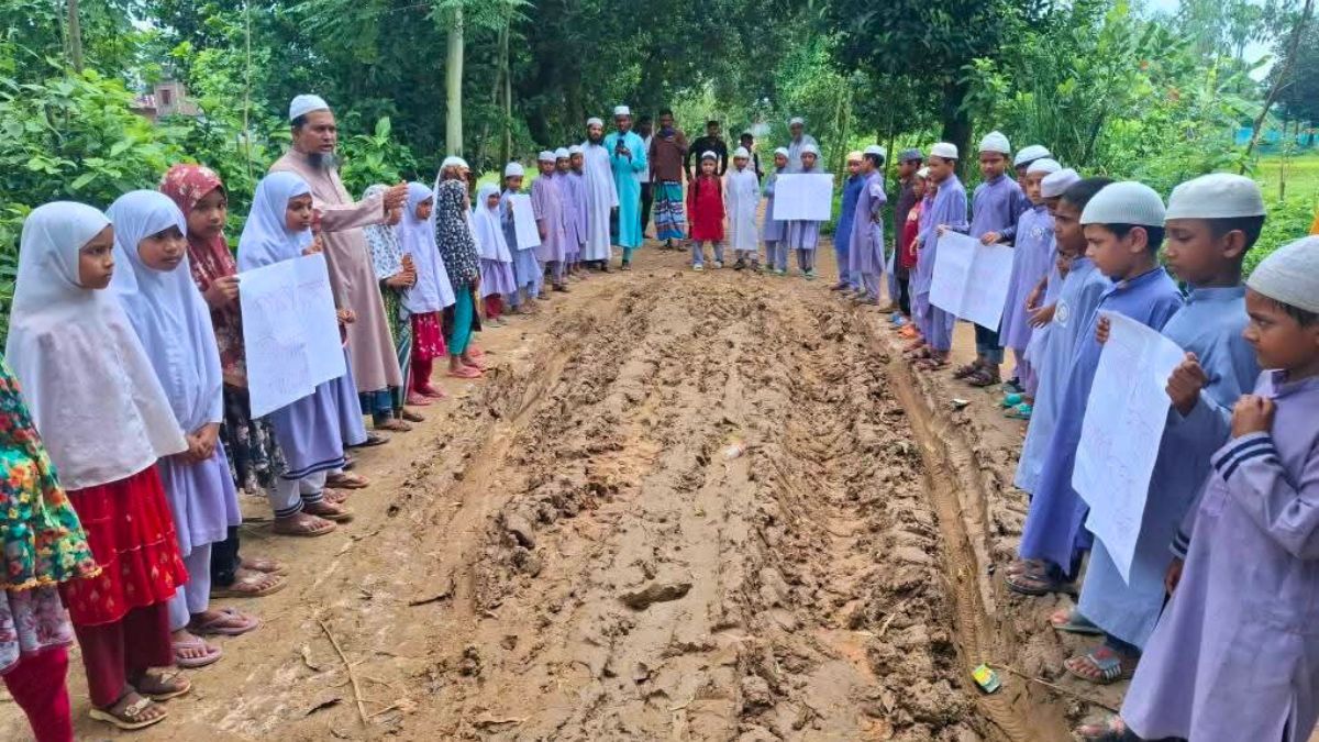 সখীপুরে সড়ক পাকা করার দাবিতে মানববন্ধন