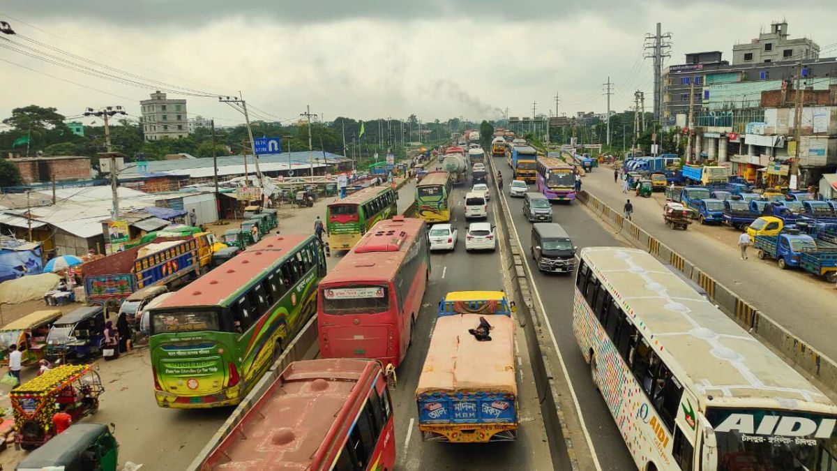 সোনারগাঁয়ে মহাসড়কের ১২ কিমি. এলাকায় তীব্র যানজটে ভোগান্তি