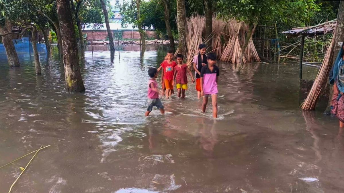 মেহেরপুরের কাজিপুর গ্রামে দীর্ঘস্থায়ী জলাবদ্ধতায় ভোগান্তি