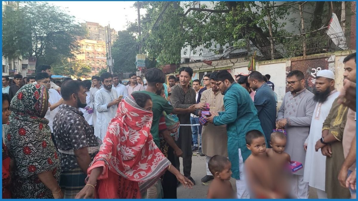 খালেদা জিয়ার জন্মদিনে দুঃস্থদের মাঝে খাবার বিতরণ করল জবি ছাত্রদল