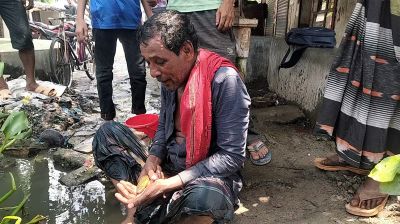 কুচিয়া মাছের সঙ্গে চা দোকানীর এ কেমন বন্ধুত্ব