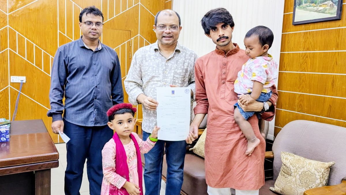 দুই সন্তানকে সঙ্গে নিয়ে ডাকসুর মনোনয়ন ফরম নিলেন ঢাবি শিক্ষার্থী
