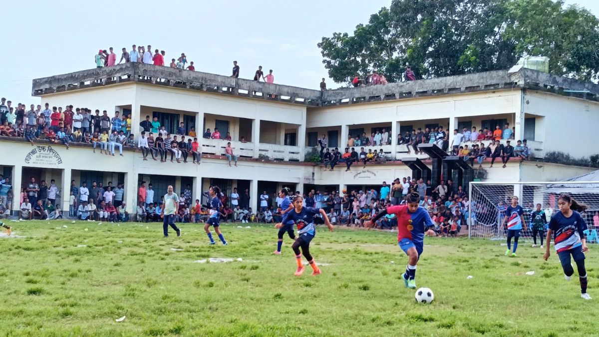 আলফাডাঙ্গায় জমজমাট নারী ফুটবল ম্যাচে উপচে পড়া ভিড়