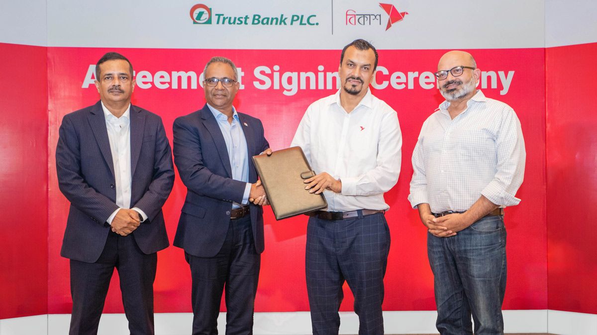 ক্যাশলেস সেবা সমৃদ্ধ করতে চুক্তি করল ট্রাস্ট ব্যাংক-বিকাশ