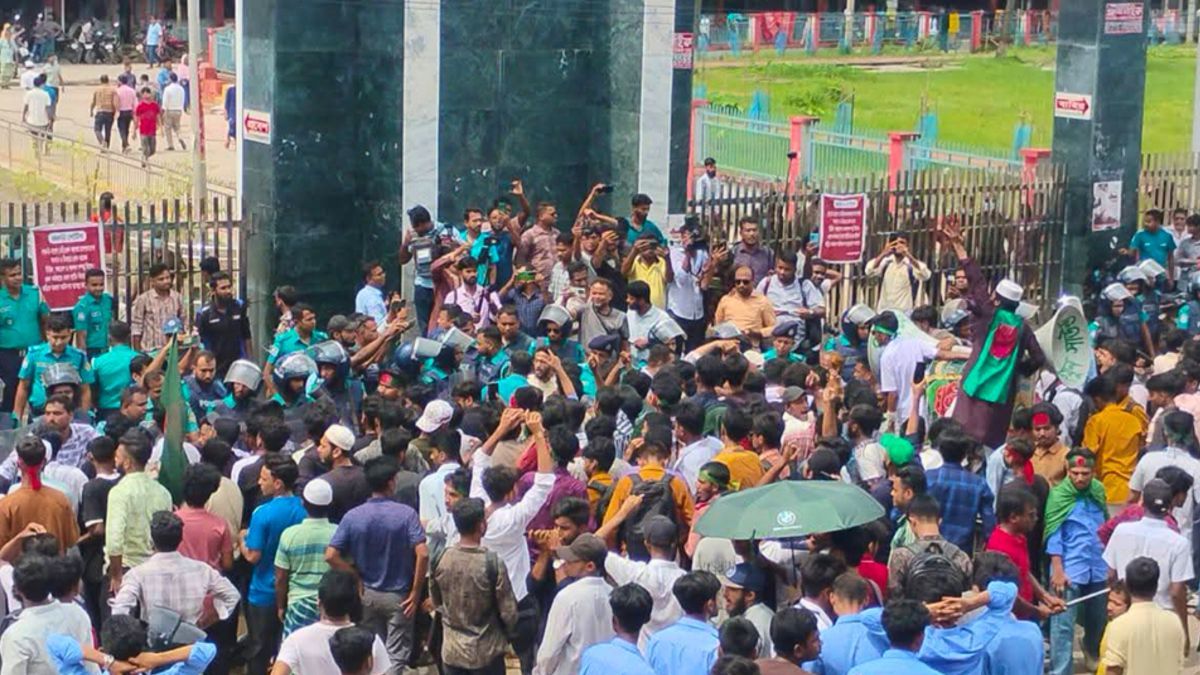 বরিশালে স্বাস্থ্য সংস্কার আন্দোলনে হামলার প্রতিবাদে বিক্ষোভ