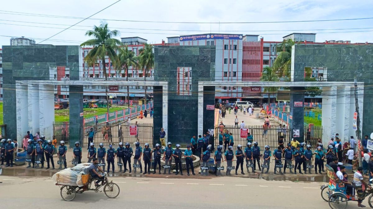 শেবাচিমে চিকিৎসককে মারধর, কর্মবিরতিতে ইন্টার্ন চিকিৎসকরা