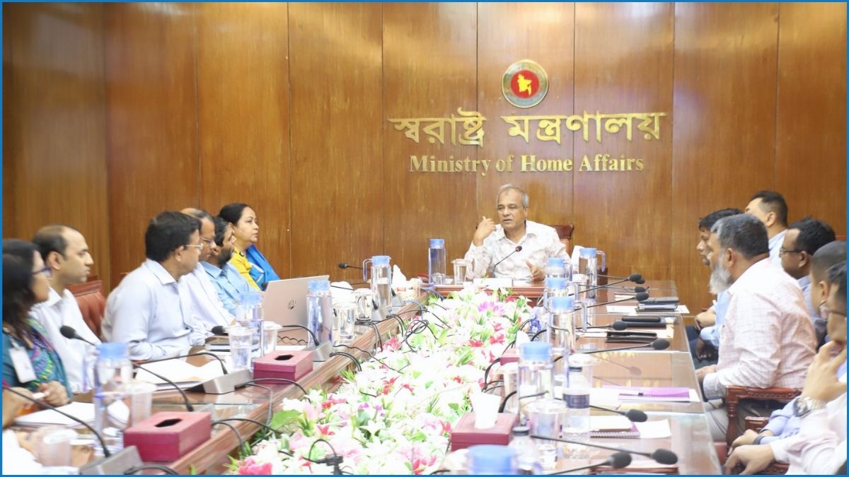 পাসপোর্ট ও ভিসা কর্মকর্তাদের সেবার মনোবৃত্তি নিয়ে কাজ করার আহ্বান স্বরাষ্ট্র উপদেষ্টার