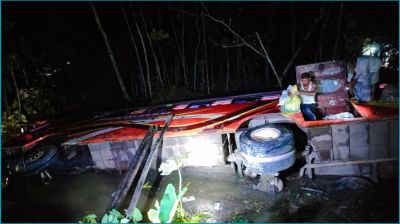 বাউফলে যাত্রীবাহী বাস নিয়ন্ত্রণ হারিয়ে পুকুরে