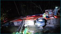 বাউফলে যাত্রীবাহী বাস নিয়ন্ত্রণ হারিয়ে পুকুরে