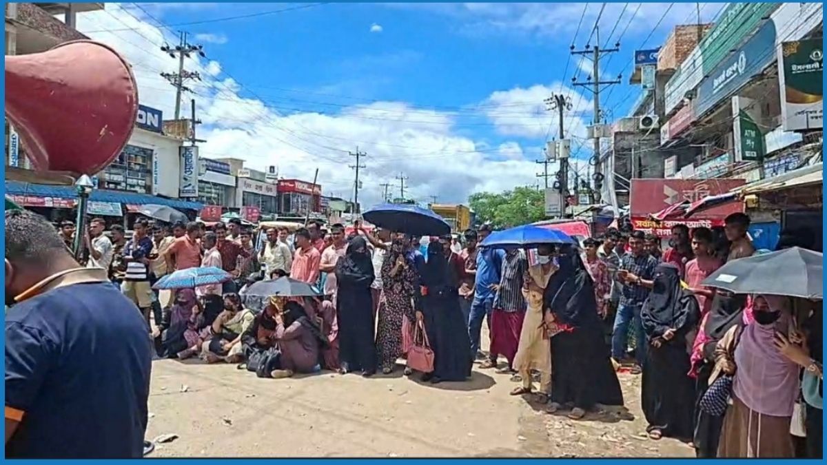 রোহিঙ্গা ক্যাম্পে চাকরিচ্যুত শিক্ষকদের সড়ক অবরোধ
