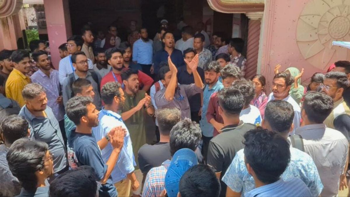স্থায়ী ক্যাম্পাসের দাবিতে ফেনী ইউনিভার্সিটির সব কার্যক্রম বন্ধ ঘোষণা