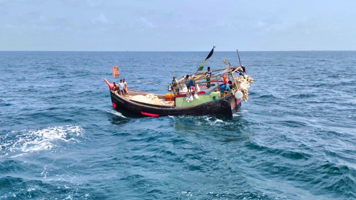 সাগরে ট্রলারডুবি, ১১ ঘণ্টা ভেসে থাকা ৯ জেলে উদ্ধার