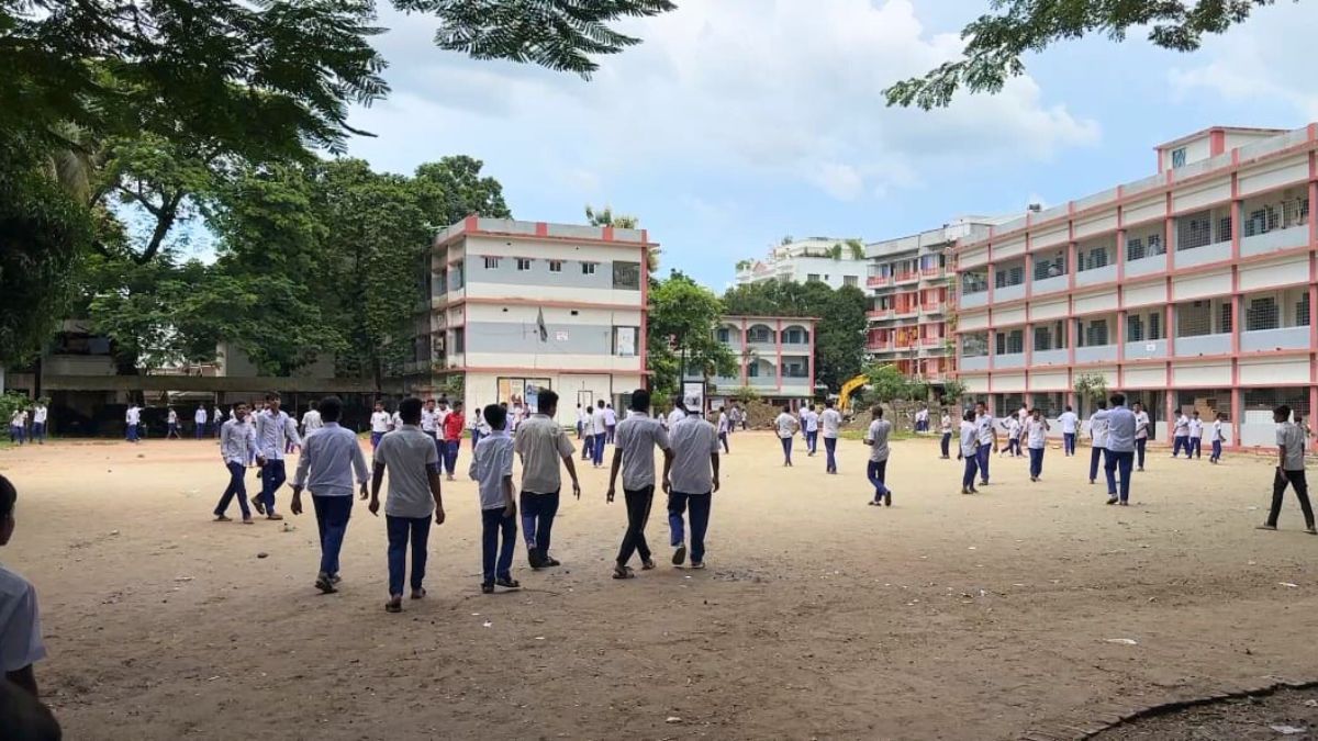 শেরপুরে স্কুলে ভিমরুলের কামড়ে ১৬ শিক্ষার্থী আহত