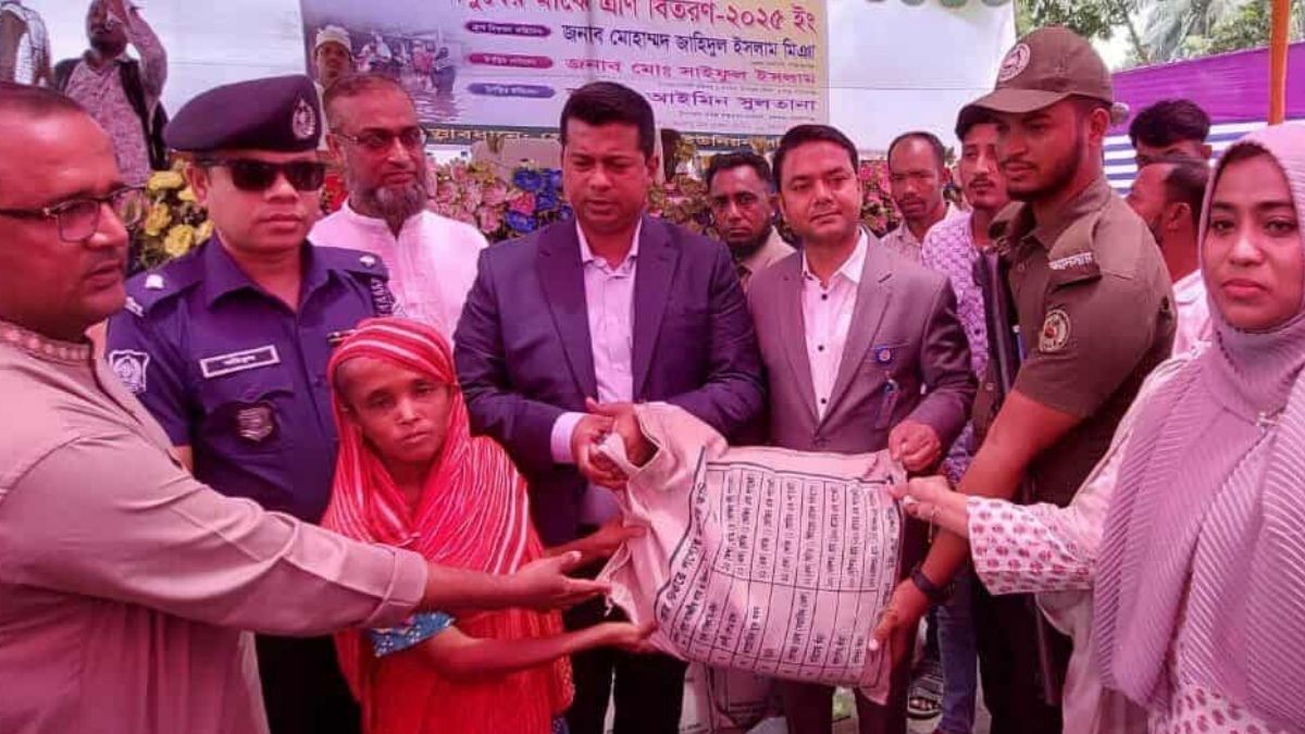 বাংলাদেশের খবরে প্রতিবেদনের পর রূপগঞ্জে পানিবন্দি মানুষের মাঝে ত্রাণ বিতরণ