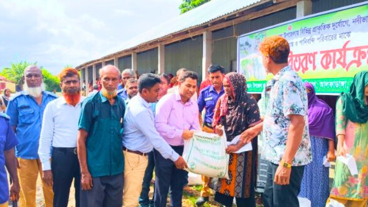 আলফাডাঙ্গায় ত্রাণ সহায়তা পেল পানিবন্দি ২৬০ পরিবার