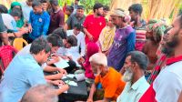কুষ্টিয়ায় গণঅধিকার পরিষদের উদ্যোগে বানভাসিদের মাঝে ত্রাণ বিতরণ