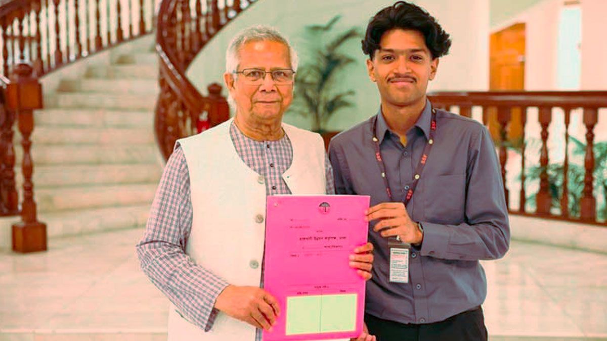 সাগর-রুনির সন্তান মেঘের হাতে পূর্বাচলে প্লটের দলিল হস্তান্তর