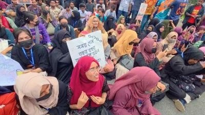 স্থায়ী ক্যাম্পাসের দাবিতে ফেনী ইউনিভার্সিটির শিক্ষার্থীদের মহাসড়ক অবরোধ