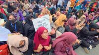 স্থায়ী ক্যাম্পাসের দাবিতে ফেনী ইউনিভার্সিটির শিক্ষার্থীদের মহাসড়ক অবরোধ