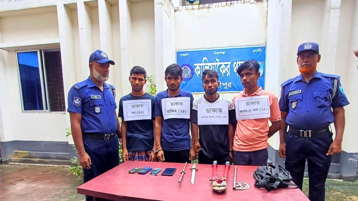কালিয়াকৈরে অস্ত্রসহ ৫ ডাকাত আটক