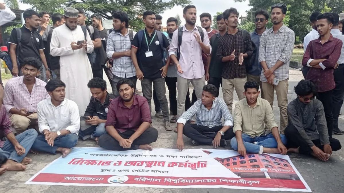 শ্রেণিকক্ষ, শিক্ষক ও পরিবহন সংকটে নিরসনের দাবিতে ববি শিক্ষার্থীদের সড়ক অবরোধ