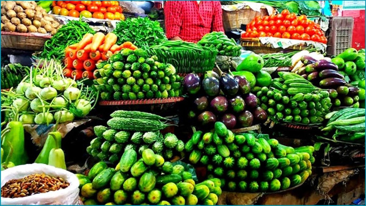 খুচরায় সবজির দাম লাগামছাড়া, রসিদ না দেওয়ায় জরিমানা