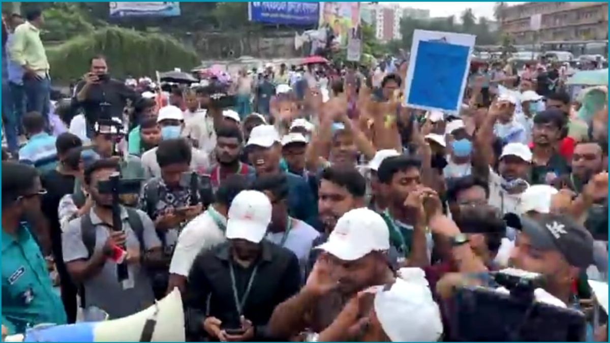 স্থায়ী ক্যাম্পাসের দাবিতে টেকনিক্যাল মোড়ে সড়ক অবরোধ