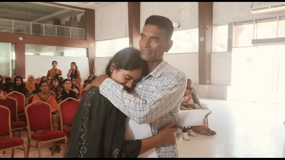 রিকশাচালক বাবার মেয়ে কারারক্ষী, খুশির কান্নায় ভবিষ্যতের স্বপ্ন