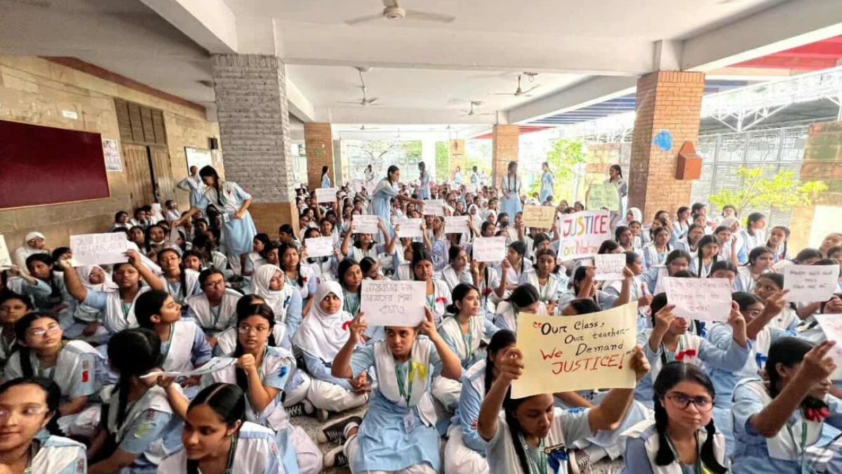 হিজাব ইস্যু : ভিকারুননিসার সেই শিক্ষিকাকে নিয়ে ছাত্রীদের অবস্থান-বিক্ষোভ