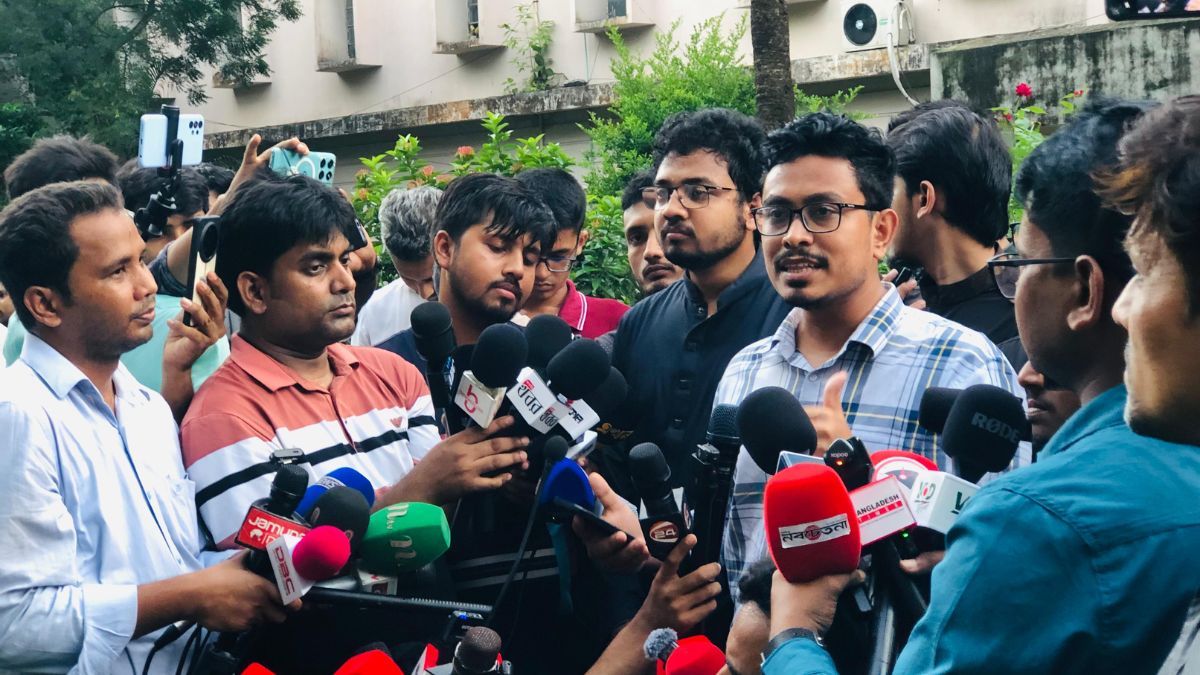 ঢাবির রেজিস্ট্রার ভবনকে ‘পেপারলেস’ করার করার অঙ্গীকার