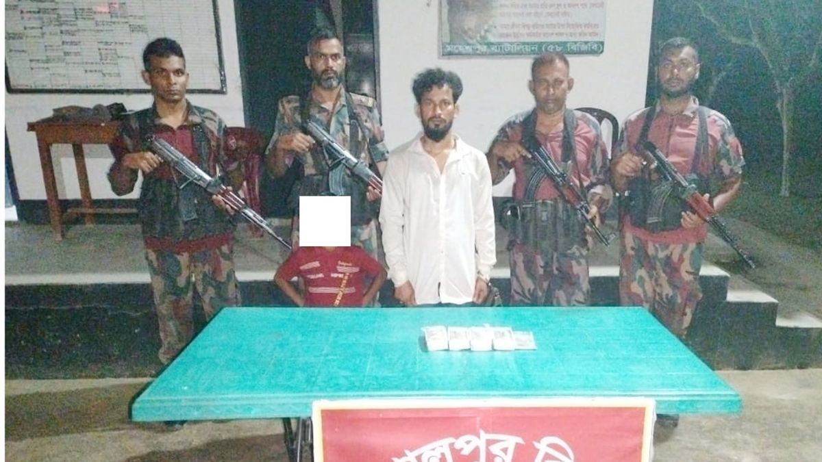 ঝিনাইদহ সীমান্তে ভারতীয় জাল রুপীসহ পিতা-পুত্র আটক