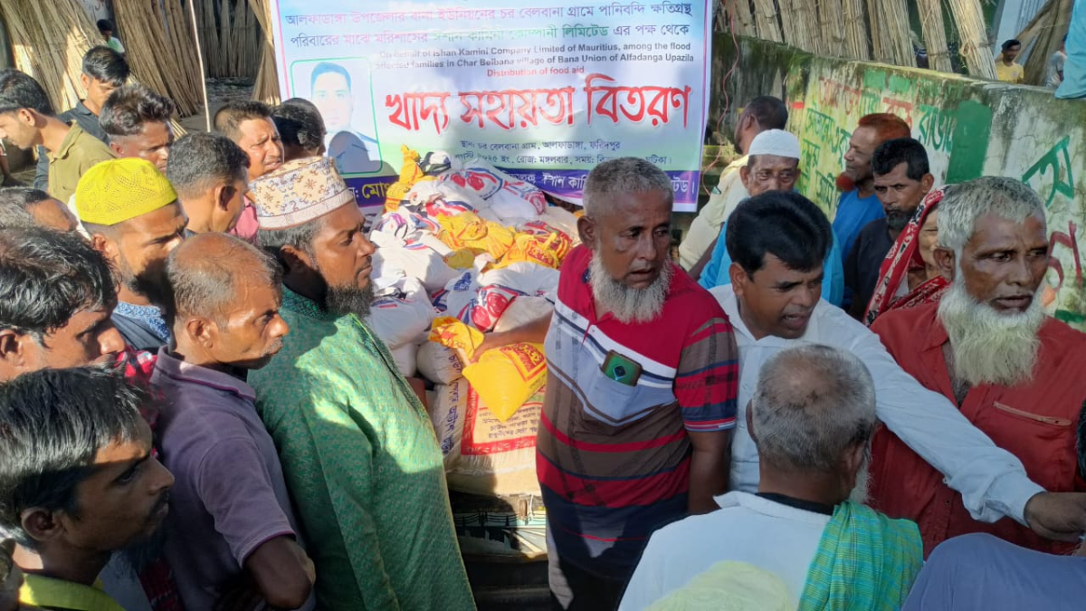 প্রবাসী যুবকের উদ্যোগে পানিবন্দি দেড় শতাধিক পরিবার পেল খাদ্য সহায়তা