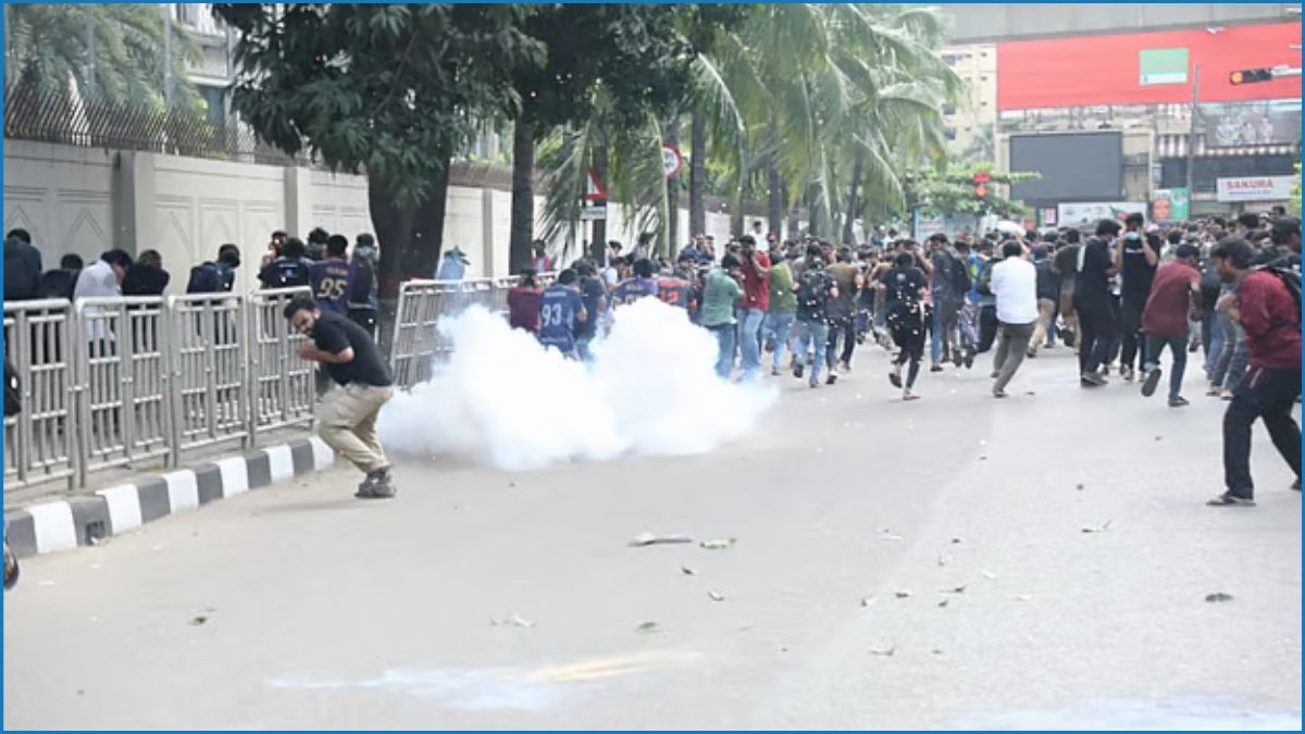 আন্দোলনরত প্রকৌশল শিক্ষার্থীদের যমুনা অভিমুখে যাত্রা, সাউন্ড গ্রেনেড নিক্ষেপ