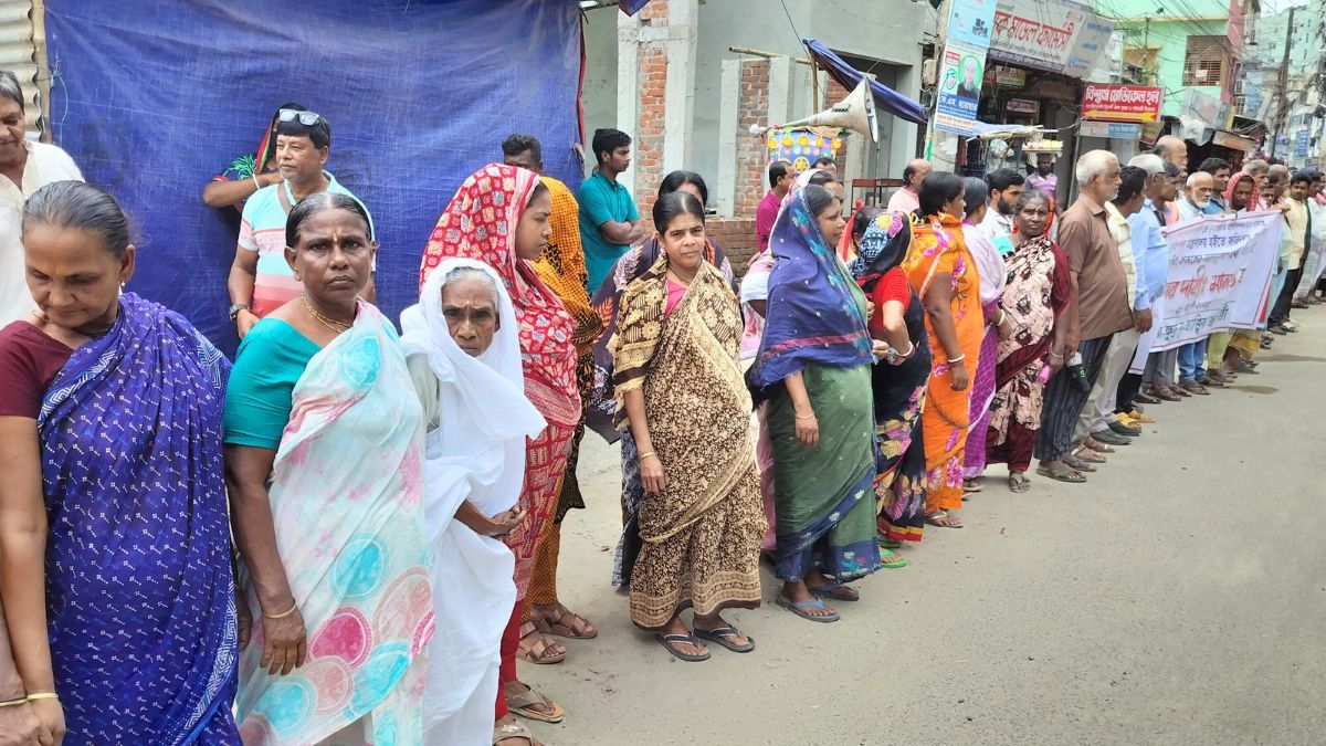 ফরিদপুরে ক্ষুদ্র নৃ-গোষ্ঠীর বঞ্চনার প্রতিবাদে মানববন্ধন