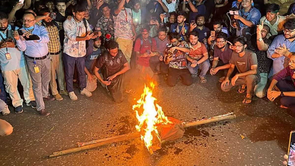 প্রকৌশল অধিকার আন্দোলন : ডিসির কুশপুত্তলিকা দাহসহ সড়ক অবরোধ