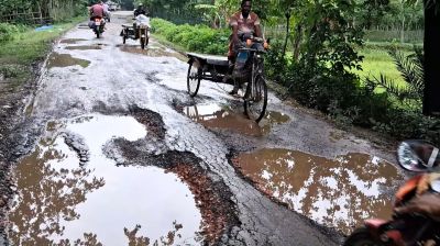 বাগেরহাটে সাইনবোর্ড-শরণখোলা মহাসড়কের বেহাল দশা, দুর্ঘটনার শঙ্কা