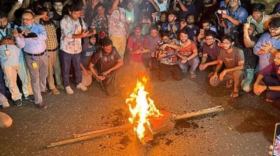 প্রকৌশল অধিকার আন্দোলন : ডিসির কুশপুত্তলিকা দাহসহ সড়ক অবরোধ