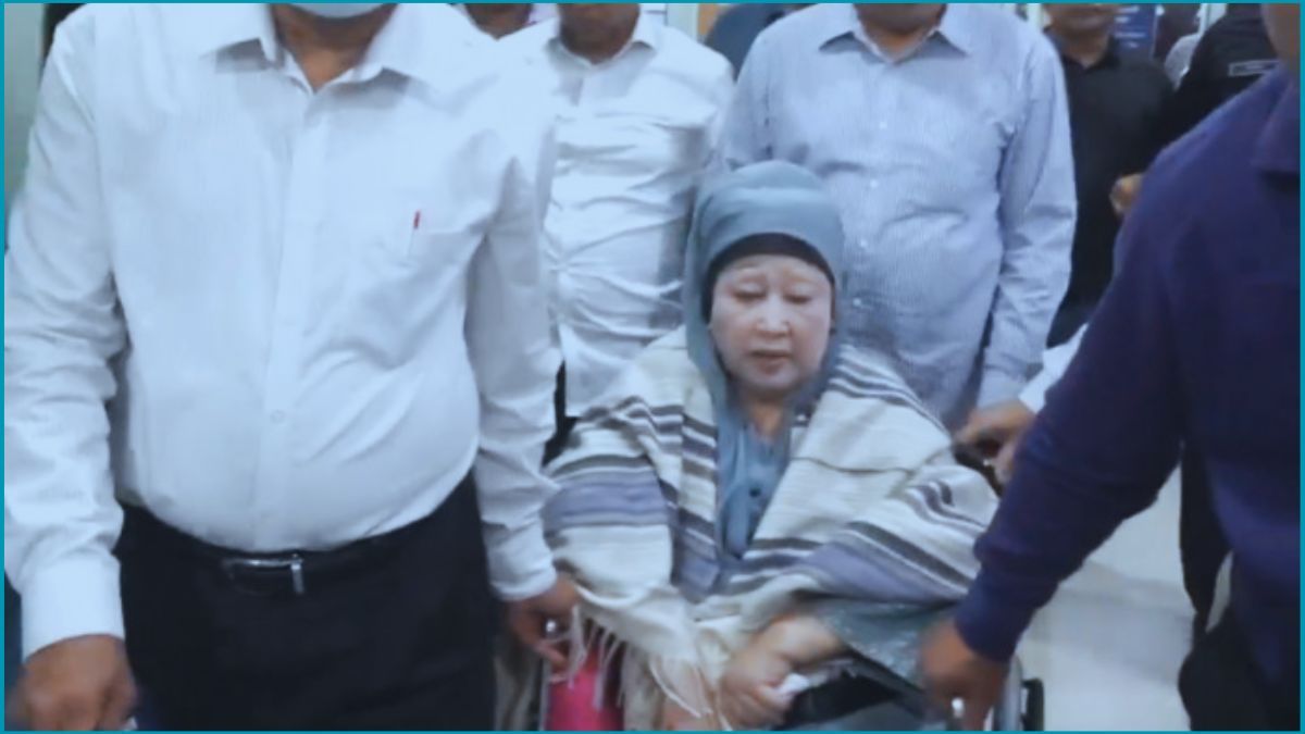 হাসপাতাল থেকে বাসায় ফিরেছেন খালেদা জিয়া