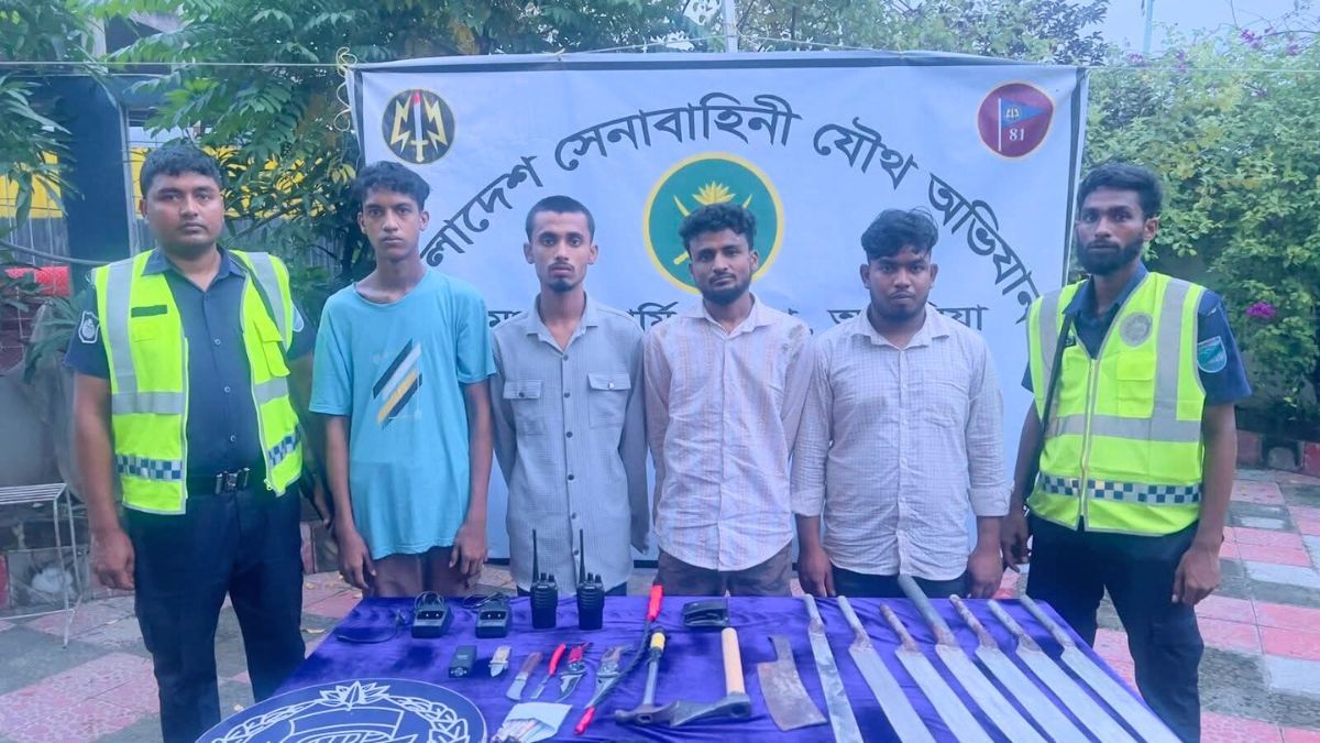 আশুলিয়ায় যৌথ বাহিনীর অভিযানে দেশীয় অস্ত্র উদ্ধার, গ্রেপ্তার ৪