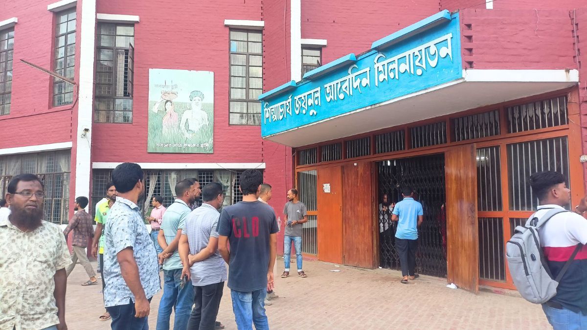 কম্বাইন্ড ডিগ্রি ইস্যুতে বাকৃবি উপাচার্যসহ শিক্ষক অবরুদ্ধ
