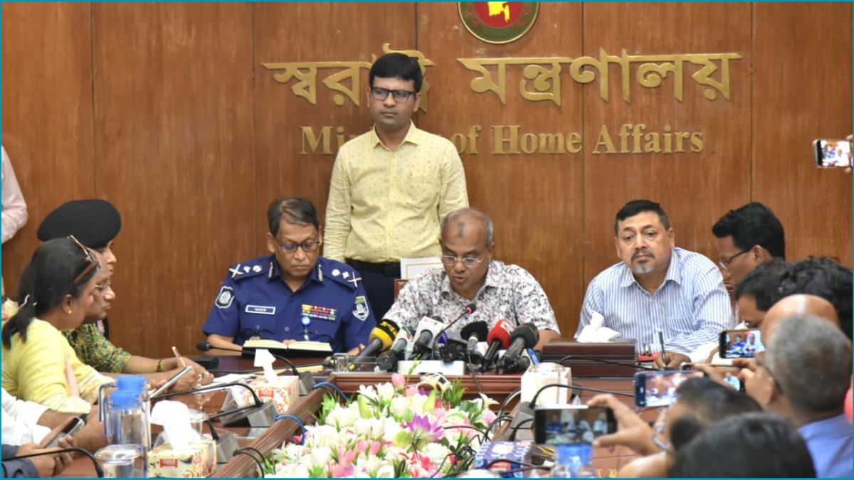 সড়কে ১ হাজার ৬০৪ অবরোধ, দায়ী ১২৩ সংগঠন : স্বরাষ্ট্র উপদেষ্টা