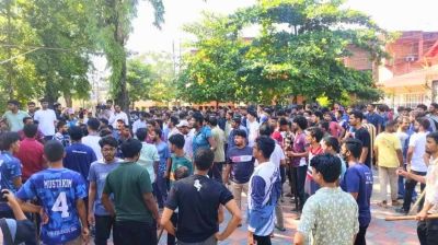 বাকৃবিতে হল ত্যাগের নির্দেশ প্রত্যাখ্যান করে শিক্ষার্থীদের বিক্ষোভ