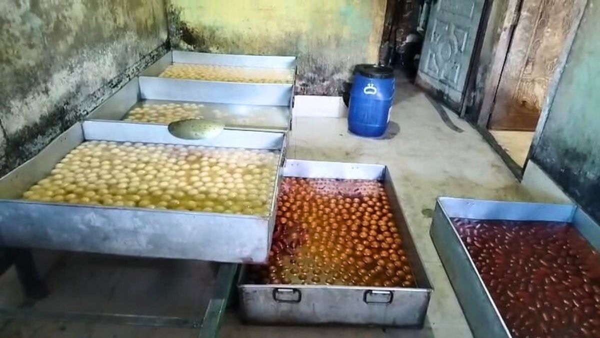 চাঁদপুরে মেয়াদবিহীন রসমালাই বিক্রি, ঘিতে রং মেশানোয় জরিমানা