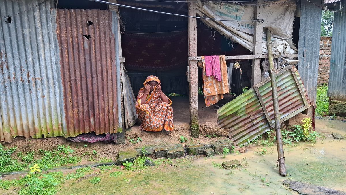 ভাঙা টিনশেড ঘরে মানবেতর জীবন কাটাচ্ছেন বৃদ্ধা ফজিলা বেগম
