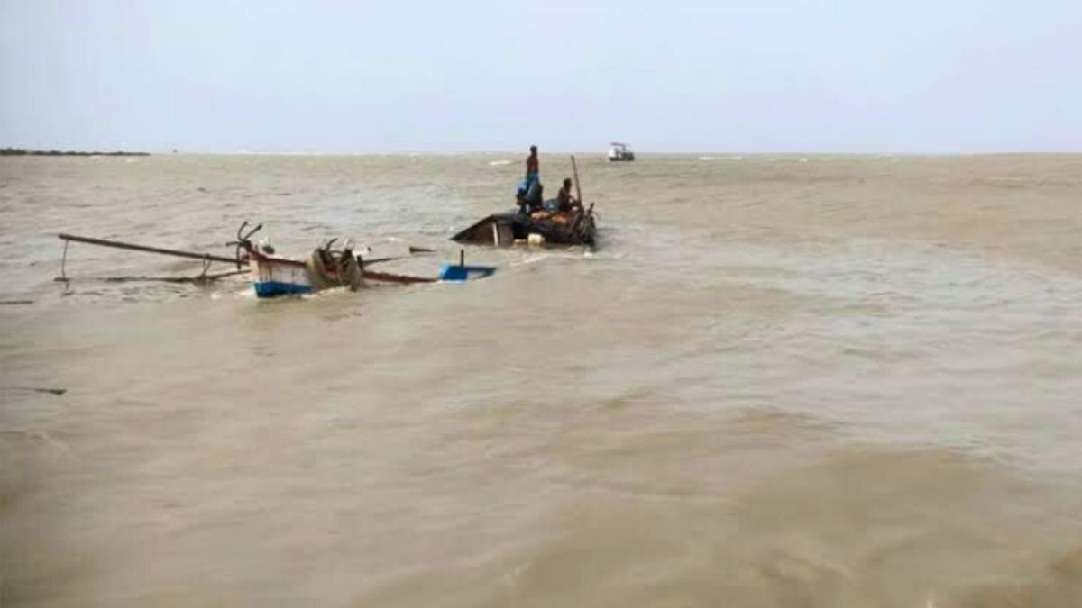 বঙ্গোপসাগরে ট্রলার ডুবিতে এক জেলে নিখোঁজ