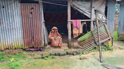 ভাঙা টিনশেড ঘরে মানবেতর জীবন কাটাচ্ছেন বৃদ্ধা ফজিলা বেগম